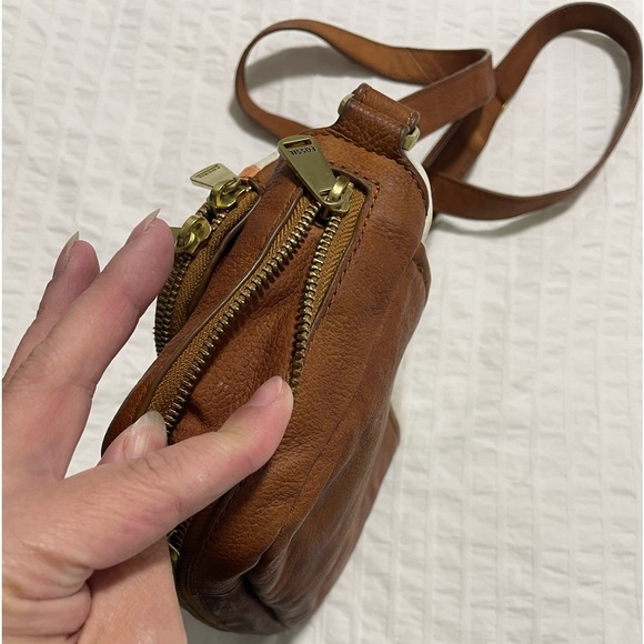 FOSSIL
Preston Flap Pocket Crossbody
Stripe Tan Ivory Pink Brown Leather - Picture 3 of 4
